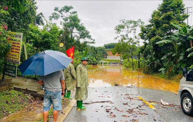 Lực lượng chức năng địa phương xã Bảo Ái (Lào Cai) kiểm tra các vị trí bị ngập. Ảnh: TTXVN phát