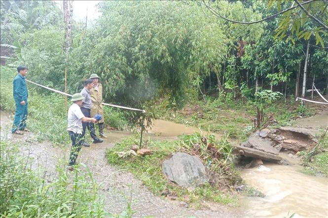 Các lực lượng chức năng trên địa bàn tỉnh Lào Cai kiểm tra hiện trường và triển khai các biện pháp bảo đảm an toàn cho nhân dân. Ảnh: TTXVN phát
