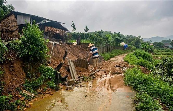 Tại xã Trấn Yên (Lào Cai), mưa lớn kéo dài gây sạt lở taluy, ảnh hưởng đến đời sống người dân. Ảnh: TTXVN phát