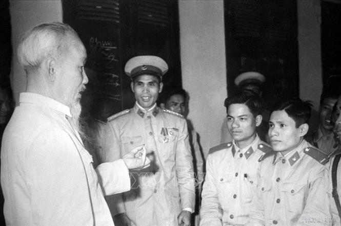 Chủ tịch Hồ Chí Minh thăm một đơn vị cảnh sát nhân dân Thủ đô (12/1961). Ảnh tư liệu TTXVN