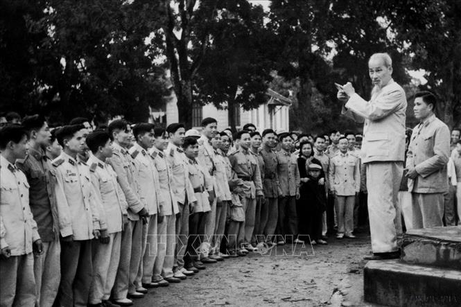 Chủ tịch Hồ Chí Minh thăm một đơn vị công an nhân dân vũ trang bảo vệ Thủ đô (12/1961). Ảnh: TTXVN