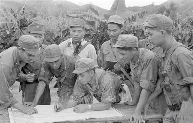 Cán bộ, chiến sĩ công an nhân dân vũ trang Lai Châu (Tây Bắc) họp bàn đề ra phương án tác chiến, quyết tâm đảm bảo tốt trật tự an ninh (7/1968). Ảnh: Xuân Lâm – TTXVN