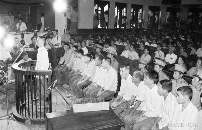 Tháng 12/1987, tại TP Hồ Chí Minh, Tòa án nhân dân Tối cao mở phiên tòa công khai xét xử vụ án tổ chức phản động do Hoàng Cơ Minh (nguyên Chuẩn tướng, Phó đề đốc phụ tá hành quân, Tư lệnh vùng 2 Duyên hải của ngụy quyền Sài Gòn) cầm đầu. Được các thế lực phản động nước ngoài hậu thuẫn, từ đầu năm 1986 đến tháng 8/1987, Hoàng Cơ Minh tổ chức 2 đợt thâm nhập về nước để thực hiện âm mưu chống phá cách mạng, nhưng gần như toàn bộ lực lượng của chúng bị lực lượng an ninh Việt Nam tiêu diệt trên đường hành quân, trong đó có trên 100 tên chết tại trận (trong đó có Hoàng Cơ Minh và bộ chỉ huy của y), bắt sống 77 tên, thu hàng trăm súng các loại, nhiều tài liệu và quân trang quân dụng khác. Ảnh: Phương Hùng – TTXVN