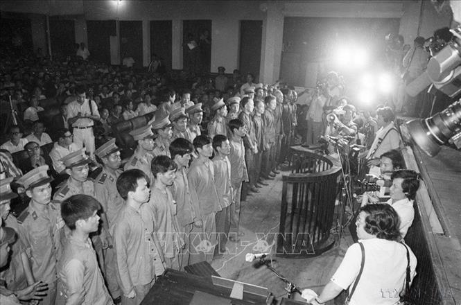 Tháng 12/1984, tại TP Hồ Chí Minh, Tòa án nhân dân Tối cao mở phiên tòa công khai xét xử sơ thẩm vụ án tổ chức phản động do Lê Quốc Túy, Mai Văn Hạnh cầm đầu, bị lực lượng An ninh triệt xóa trong kế hoạch CM12. Đây là một chiến công tiêu biểu của lực lượng An ninh trong hoạt động phản gián cuối năm 1980. Ảnh: Văn Khánh – TTXVN