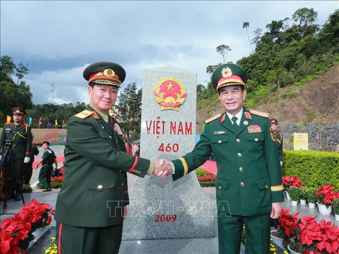 Đại tướng Phan Văn Giang và Đại tướng Khamliang Outhakaysone, Bộ trưởng Quốc phòng Lào bên cột mốc 460, Cửa khẩu Thanh Thủy.  Ảnh: Trọng Đức - TTXVN