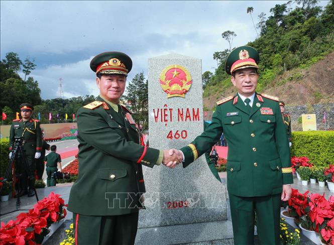 Đại tướng Phan Văn Giang và Đại tướng Khamliang Outhakaysone, Bộ trưởng Quốc phòng Lào bên cột mốc 460 Cửa khẩu Thanh Thủy.  Ảnh: Trọng Đức - TTXVN