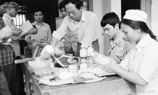 Lực lượng An ninh kinh tế - Công an huyện Thường Tín (Hà Sơn Bình) phá chuyên án buôn bán trái phép tân dược và sản xuất tân dược giả số lượng lớn tại thôn Khôn Thôn, xã Minh Cường, huyện Thường Tín (1988). Ảnh: Xuân Lâm – TTXVN