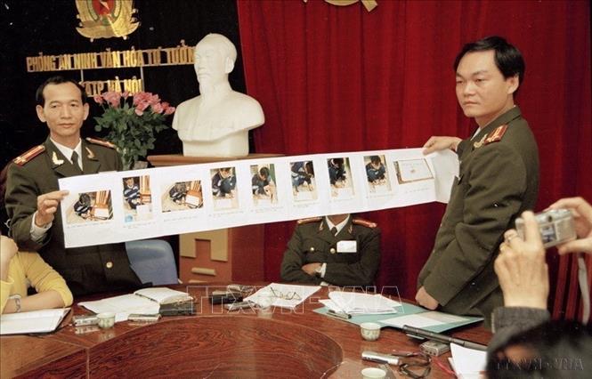 Phòng An ninh văn hóa - Công an TP Hà Nội công bố vụ án làm giả con dấu, giấy tờ của cơ quan tổ chức để dùng làm văn bằng, giấy tờ giả cho nhiều đối tượng thi vào đại học, xin việc, xuất khẩu lao động, tại cuộc họp báo ngày 7/4/2005. Ảnh: Tùng Lâm – TTXVN