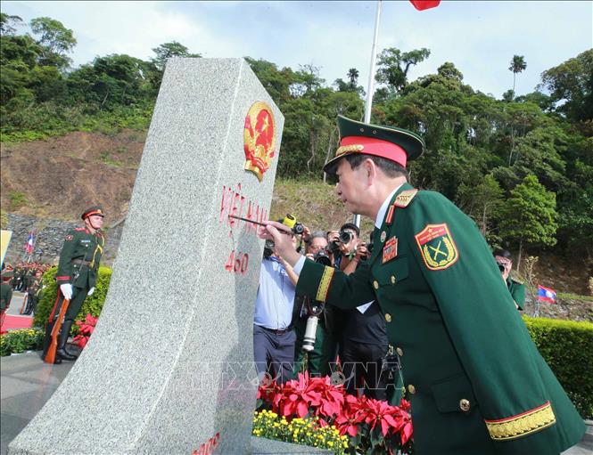 Đại tướng Phan Văn Giang thực hiện nghi thức tô son cột mốc 460, Cửa khẩu Thanh Thủy.  Ảnh: Trọng Đức - TTXVN