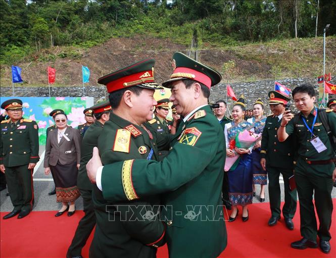 Đại tướng Khamliang Outhakaysone, Ủy viên Bộ Chính trị, Phó Thủ tướng, Bộ trưởng Quốc phòng Lào đón Đại tướng Phan Văn Giang tại Cửa khẩu Thanh Thủy. Ảnh: Trọng Đức - TTXVN