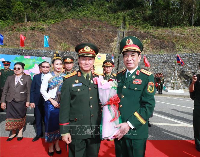 Đại tướng Khamliang Outhakaysone, Ủy viên Bộ Chính trị, Phó Thủ tướng, Bộ trưởng Quốc phòng Lào đón Đại tướng Phan Văn Giang. Ảnh: Trọng Đức - TTXVN