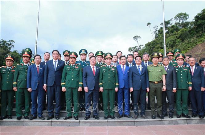 Đại tướng Phan Văn Giang và các đại biểu dự Giao lưu hữu nghị Quốc phòng biên giới Việt Nam - Lào lần thứ ba. Ảnh: Trọng Đức - TTXVN