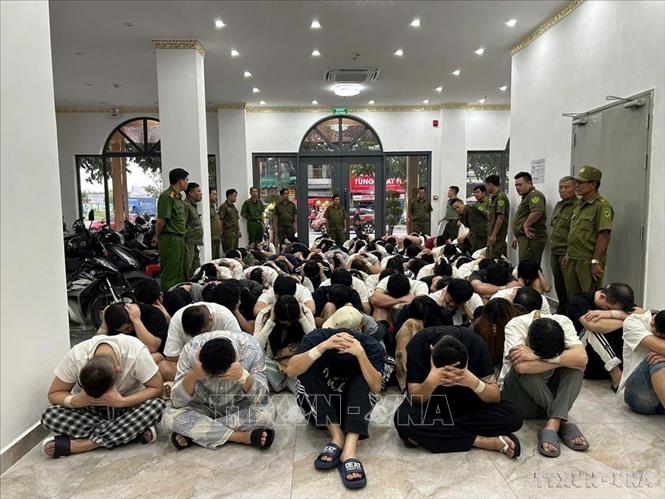 Qua kiểm tra 420 cơ sở lưu trú trên địa bàn, Công an TP. Hồ Chí Minh đã phát hiện gần 300 người nước ngoài vi phạm pháp luật về xuất nhập cảnh, cư trú, lao động và nhiều trường hợp có dấu hiệu hoạt động lừa đảo trên không gian mạng (6/2026). Ảnh: TTXVN phát