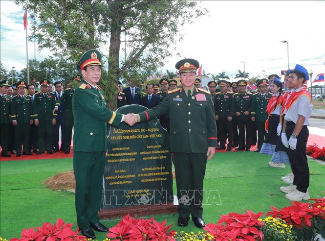 Đại tướng Phan Văn Giang và Đại tướng Khamliang Outhakaysone trồng cây lưu niệm. Ảnh: Trọng Đức - TTXVN