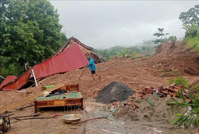 Torrential rains cause landslides damaging houses in Muong Sai commune, Son La province. VNA/Photo by courtesy