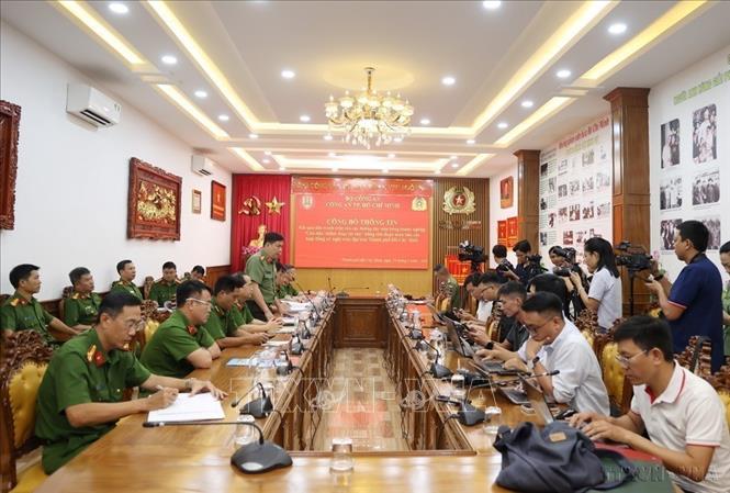 Công an TP. Hồ Chí Minh họp báo công bố thông tin kết quả đấu tranh triệt xóa nhiều đường dây lừa đảo chiếm đoạt tài sản núp bóng doanh nghiệp kinh doanh du lịch, nghỉ dưỡng, đồng thời khởi tố 11 vụ án với gần 200 bị can là lãnh đạo và nhân viên các công ty liên quan (6/2026). Ảnh: Hồng Đạt – TTXVN