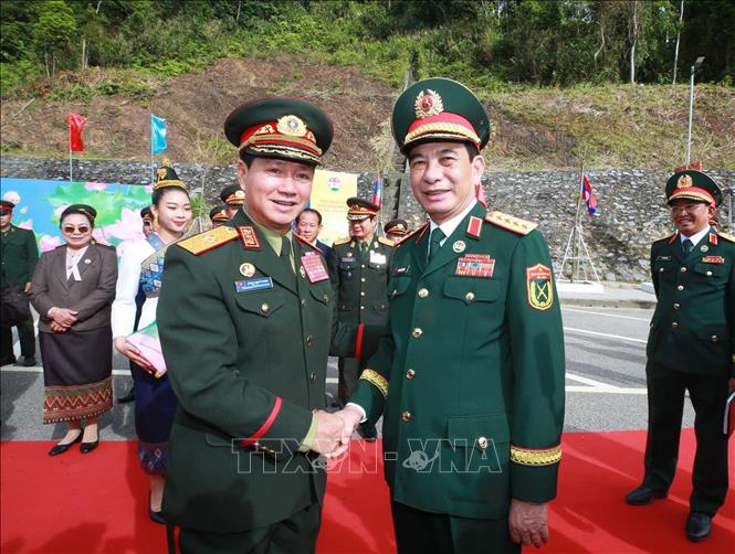 Đại tướng Khamliang Outhakaysone, Ủy viên Bộ Chính trị, Phó Thủ tướng, Bộ trưởng Quốc phòng Lào đón Đại tướng Phan Văn Giang tại Cửa khẩu Thanh Thủy (Nghệ An). Ảnh: Trọng Đức - TTXVN