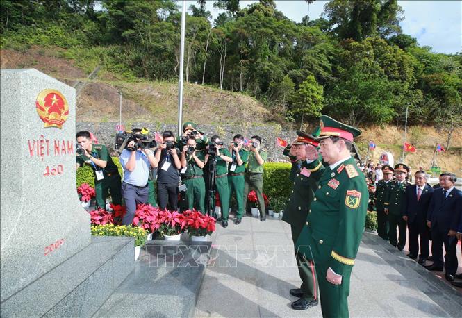 Deputy Prime Minister and Minister of National Defence General Phan Van Giang and his Lao counterpart General Khamliang Outhakaysone at the border marker 460. VNA Photo: Trọng Đức 