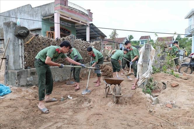 Trường Cao đẳng An ninh nhân dân 1 (Bộ Công an) huy động 320 học viên, chiến sỹ tham gia hỗ trợ các xã Đồng Xuân, Xuân Lãnh, Xuân Phước…tỉnh Đắk Lắk (thuộc huyện Đồng Xuân, tỉnh Phú Yên cũ) dọn dẹp vệ sinh, môi trường sau lũ (11/2025). Ảnh: TTXVN