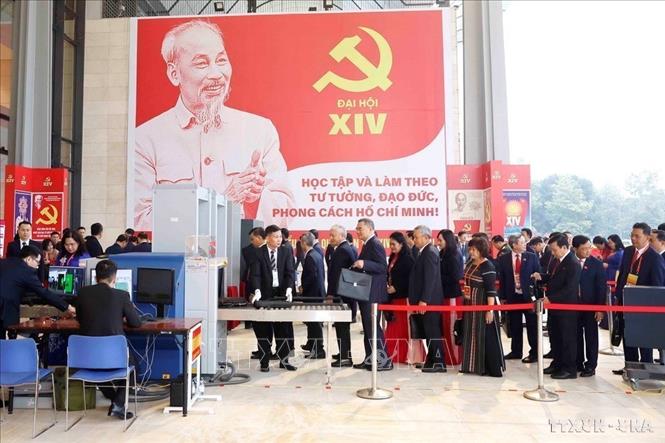 Đại biểu đến dự Đại hội XIV của Đảng được lực lượng an ninh kiểm tra, đảm bảo an ninh nghiêm ngặt (1/2026). Ảnh: TTXVN