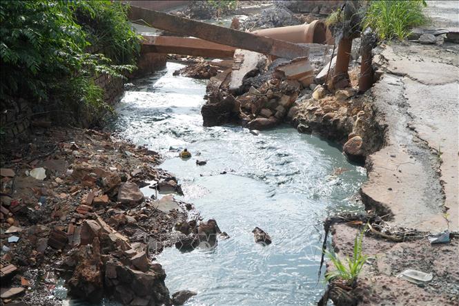 Nước chảy siết cuốn trôi đất đá, hai bên bờ suối bị khoét sâu. Ảnh: Lê Xuân - TTXVN