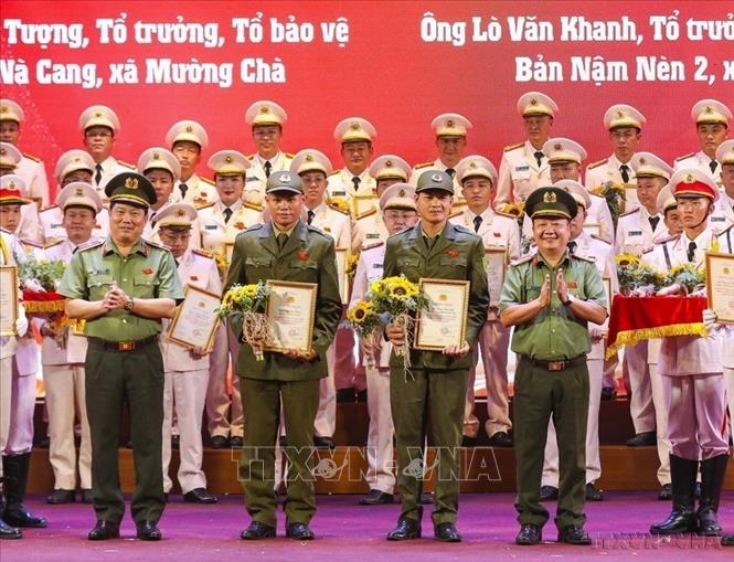 Lãnh đạo Công an tỉnh Điện Biên tôn vinh các gương điển hình tiên tiến trong lực lượng tham gia bảo vệ an ninh trật tự ở cơ sở (7/2026). Ảnh: Xuân Tư - TTXVN