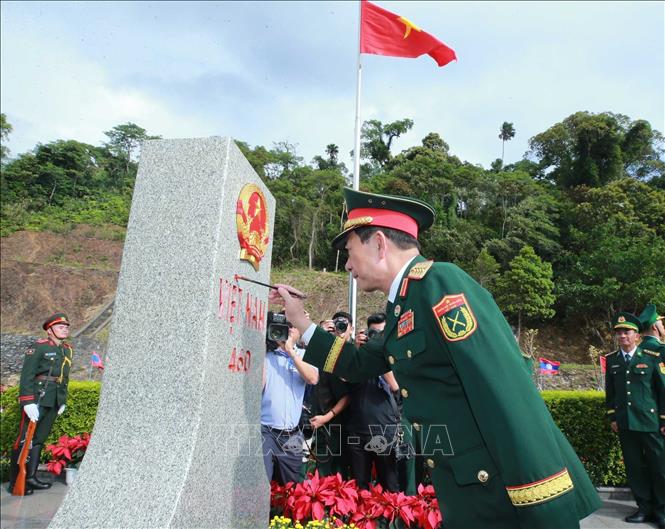 Deputy Prime Minister and Minister of National Defence General Phan Van Giang takes part in the ceremony of repainting the border marker 460. VNA Photo: Trọng Đức 
