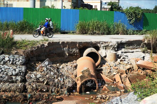Đoạn kè gia cố suối Siệp bị nước cuốn trôi, tạo thành các hàm ếch gây nguy hiểm. Ảnh: Lê Xuân - TTXVN