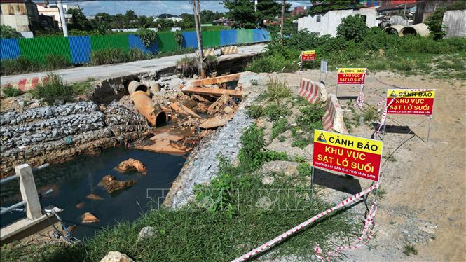 Những khu vực ven suối tiềm ẩn nguy hiểm được chính quyền địa phương đặ biển cảnh báo cho người dân. Ảnh: Lê Xuân-TTXVN