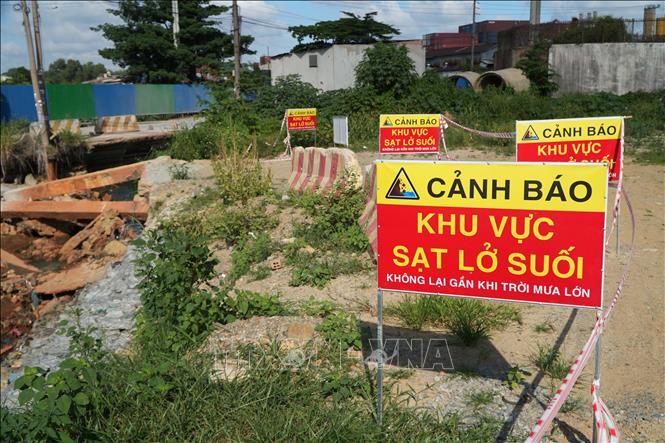 Chính quyền địa phương đặt biển cảnh báo người dân ở những khu vực nguy hiểm. Ảnh: Lê Xuân - TTXVN