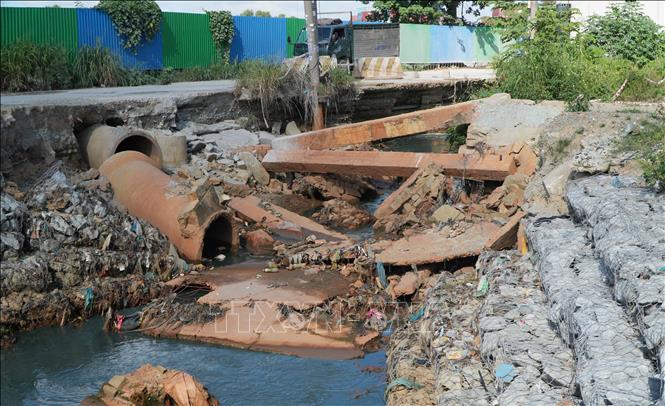 Cầu dân sinh bắc qua suối Siệp, nối đường Suối Siệp vào nhà dân ở phường Biên Hòa, thành phố Đồng Nai bị nước lũ đánh sập. Ảnh: Lê Xuân - TTXVN