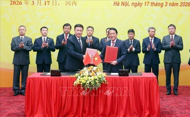 Đại tướng Lương Tam Quang, Bộ trưởng Bộ Công an Việt Nam và Bộ trưởng Bộ Công an Trung Quốc Vương Tiểu Hồng ký kết 3 văn kiện hợp tác gồm: Biên bản Hội nghị cấp Bộ trưởng về hợp tác phòng, chống tội phạm lần thứ 9; Bản ghi nhớ trên lĩnh vực Cảnh vệ và Bản ghi nhớ hợp tác về chống khủng bố giữa Bộ Công an Việt Nam và Bộ Công an Trung Quốc (Hà Nội, 3/2026). Ảnh: Phạm Kiên - TTXVN