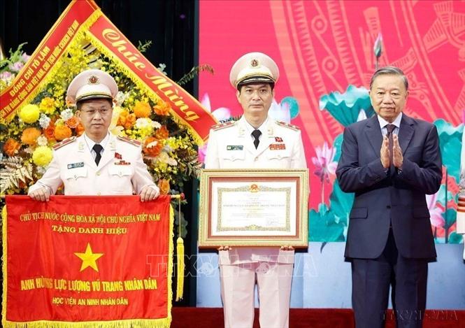 Tổng Bí thư, Chủ tịch nước Tô Lâm trao Danh hiệu Anh hùng Lực lượng vũ trang nhân dân tặng Học viện An ninh nhân dân (6/2026). Ảnh: Thống Nhất – TTXVN