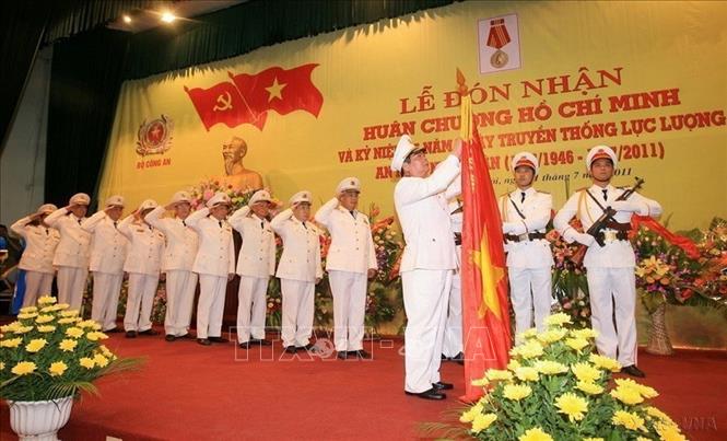 Ghi nhận, đánh giá cao những công lao, cống hiến của lực lượng An ninh nhân dân, Đảng, Nhà nước đã trao tặng lực lượng nhiều phần thưởng cao quý. Trong ảnh: Đại tướng Lê Hồng Anh, Ủy viên Bộ Chính trị, Bộ trưởng Bộ Công an gắn Huân chương Hồ Chí Minh lên cờ truyền thống của Tổng cục An ninh II tại Lễ kỷ niệm 65 năm Ngày truyền thống lực lượng An ninh nhân dân (12/7/1946-12/7/2011). Ảnh: Thống Nhất-TTXVN