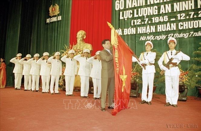 Ghi nhận, đánh giá cao những công lao, cống hiến của lực lượng An ninh nhân dân, Đảng, Nhà nước đã trao tặng lực lượng nhiều phần thưởng cao quý. Trong ảnh: Chủ tịch nước Nguyễn Minh Triết gắn Huân chương Sao Vàng lên lá cờ truyền thống của của Tổng cục An ninh, Bộ Công an tại Lễ kỷ niệm 60 năm Ngày truyền thống lực lượng An ninh nhân dân (12/7/2006). Ảnh: Tùng Lâm – TTXVN