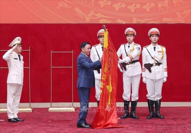 Đồng chí Trần Cẩm Tú, Uỷ viên Bộ Chính trị, Thường trực Ban Bí thư trao Danh hiệu Anh hùng Lực lượng vũ trang nhân dân cho Cục An ninh nội địa (4/2026). Ảnh: Phương Hoa – TTXVN