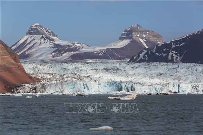 (Tư liệu) Sông băng tan chảy tại quần đảo Svalbard, Na Uy. Ảnh: THX/TTXVN phát