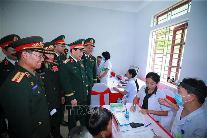 Hai Phó Thủ tướng, Bộ trưởng Quốc phòng tham quan hoạt động khám, chữa bệnh, cấp phát thuốc miễn phí cho nhân dân khu vực biên giới Lào tại Trạm y tế quân dân y bản Xốp Tờng, tỉnh Bolykhamxay (Lào) . Ảnh: Trọng Đức - TTXVN