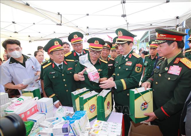 Hai Phó Thủ tướng, Bộ trưởng Quốc phòng tham quan hoạt động khám, chữa bệnh, cấp phát thuốc miễn phí cho nhân dân khu vực biên giới Lào tại Trạm y tế quân dân y bản Xốp Tờng, tỉnh Bolykhamxay (Lào). Ảnh: Trọng Đức - TTXVN