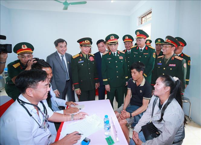 Hai Phó Thủ tướng, Bộ trưởng Quốc phòng tham quan hoạt động khám, chữa bệnh, cấp phát thuốc miễn phí cho nhân dân khu vực biên giới Lào tại Trạm y tế quân dân y bản Xốp Tờng, tỉnh Bolykhamxay (Lào). Ảnh: Trọng Đức - TTXVN
