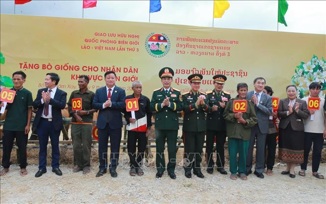 Hai Phó Thủ tướng, Bộ trưởng Quốc phòng trao tặng bò giống cho nhân dân ở khu vực biên giới. Ảnh: Trọng Đức - TTXVN