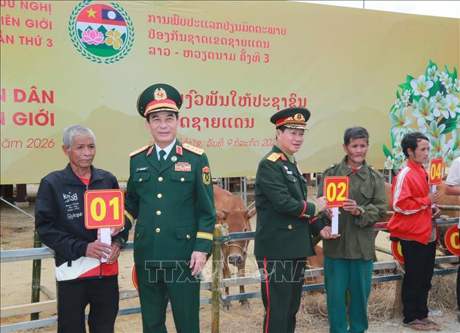 Hai Phó Thủ tướng, Bộ trưởng Quốc phòng trao tặng bò giống cho nhân dân ở khu vực biên giới. Ảnh: Trọng Đức - TTXVN