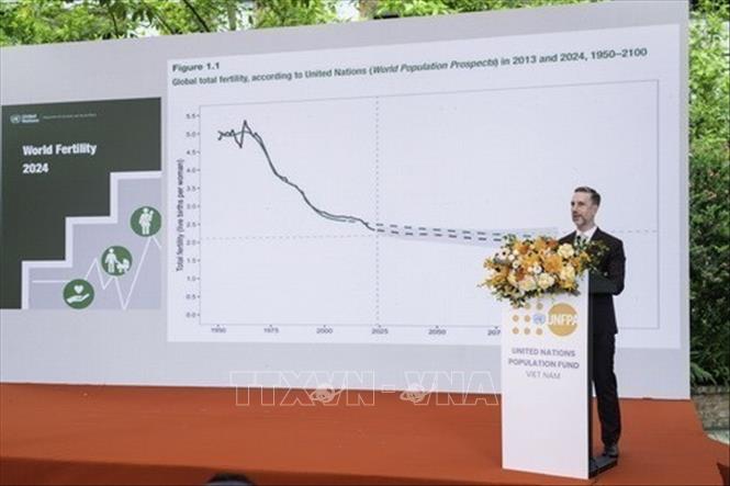 Ông Matt Jackson, Trưởng Ðại diện UNFPA tại Việt Nam trình bày tóm tắtt về Báo cáo Tình trạng Dân số Thế giới 2025 tại Lễ mít tinh hưởng ứng Ngày Dân số thế giới (11/7) năm 2025 và Công bố Báo cáo Tình trạng Dân số Thế giới năm 2025 do Bộ Y tế phối hợp với Quỹ Dân số Liên hợp quốc (UNFPA) tại Việt Nam tổ chức (Hà Nội, 11/7/2025). Ảnh: TTXVN phát 