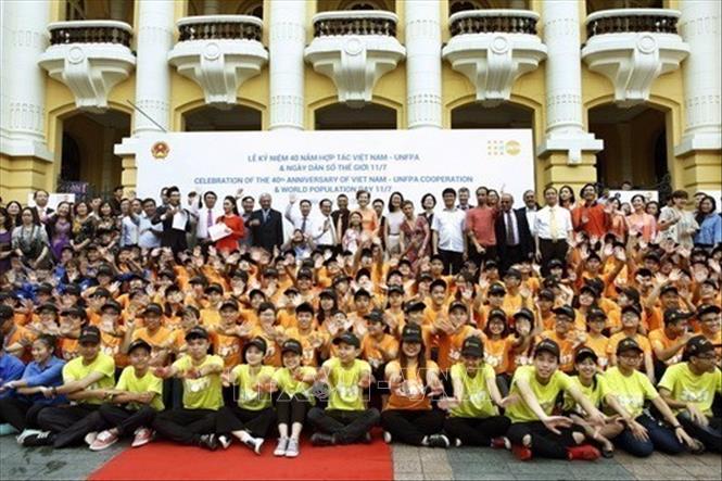 Các đại biểu cùng thanh niên Thủ đô chụp ảnh chung tại Lễ mít tinh kỷ niệm 40 năm hợp tác Việt Nam - Quỹ Dân số Liên hợp quốc (UNFPA) và ngày Dân số Thế giới (11/7) với chủ đề “Kế hoạch hóa gia đình: Nâng cao vị thế con người và phát triển đất nước phồn vinh” do Bộ Y tế phối hợp với Quỹ Dân số Liên hợp quốc (UNFPA) tại Việt Nam tổ chức (Hà Nội, 11/7/2017). Ảnh: Dương Ngọc - TTXVN