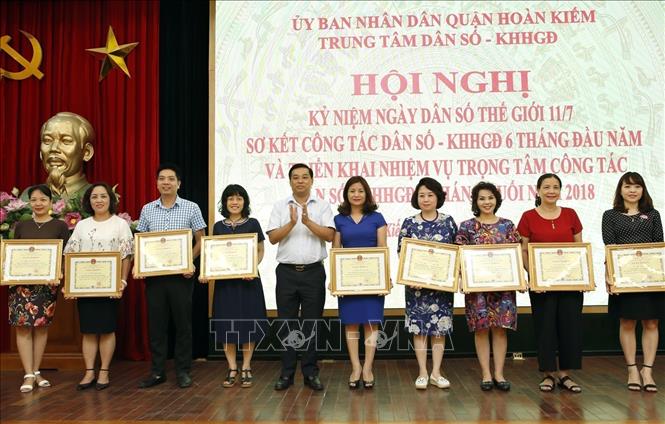 Quận Hoàn Kiếm tổ chức hội nghị sơ kết công tác 6 tháng đầu năm 2018, triển khai nhiệm vụ 6 tháng cuối năm và biểu dương các cán bộ chuyên trách, cộng tác viên dân số xuất sắc (chiều 10/7/2018). Ảnh: Dương Ngọc - TTXVN