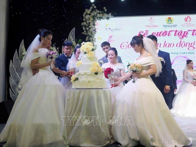 Việt Nam cải thiện chất lượng dân số nhờ các chính sách về quyền con người theo cách nhân văn và thiết thực. Trong ảnh: Lễ cưới tập thể cho 17 cặp đôi là đoàn viên, công nhân lao động trên địa bàn tỉnh do Liên đoàn Lao động tỉnh Thái Nguyên tổ chức (26/11/2023). Ảnh: Thu Hằng - TTXVN