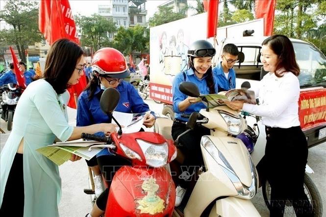 Cán bộ dân số tuyên truyền cung cấp dịch vụ sức khỏe sinh sản, tư vấn khám sức khỏe trước hôn nhân cho vị thành niên, thanh niên huyện Thường Tín (Hà Nội). Ảnh: Dương Ngọc - TTXVN