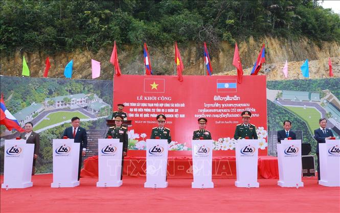 Hai Phó Thủ tướng, Bộ trưởng Quốc phòng ấn nút khởi công công trình Trạm phối hợp công tác, Đại đội Biên phòng 252. Ảnh: Trọng Đức - TTXVN