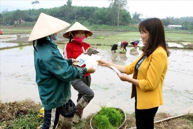 Nhân viên Bảo hiểm xã hội huyện Nghĩa Đàn tuyên truyền cho các hộ gia đình sản xuất nông nghiệp tham gia Bảo hiểm y tế. Ảnh: Dương Ngọc - TTXVN