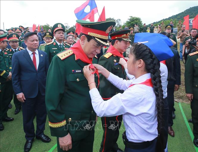 Học sinh Trường Tiểu học Thongnammoun đón hai Phó Thủ tướng, Bộ trưởng Quốc phòng. Ảnh: Trọng Đức - TTXVN